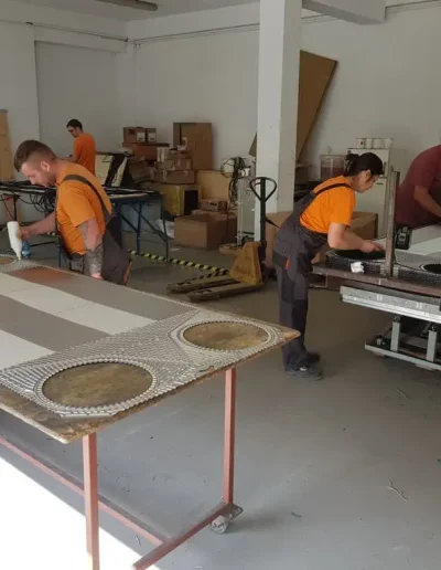 Serwisanci przy klejeniu uszczelek wymiennika